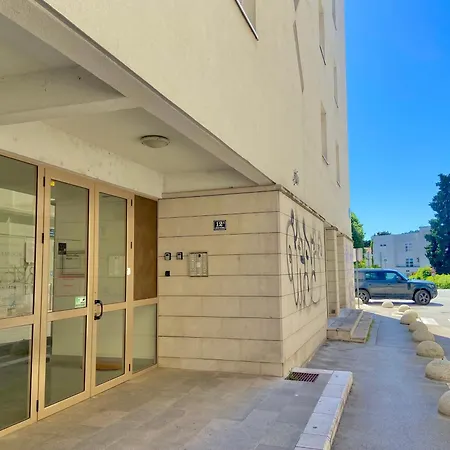 Center Gold With Private Garage Apartment Split