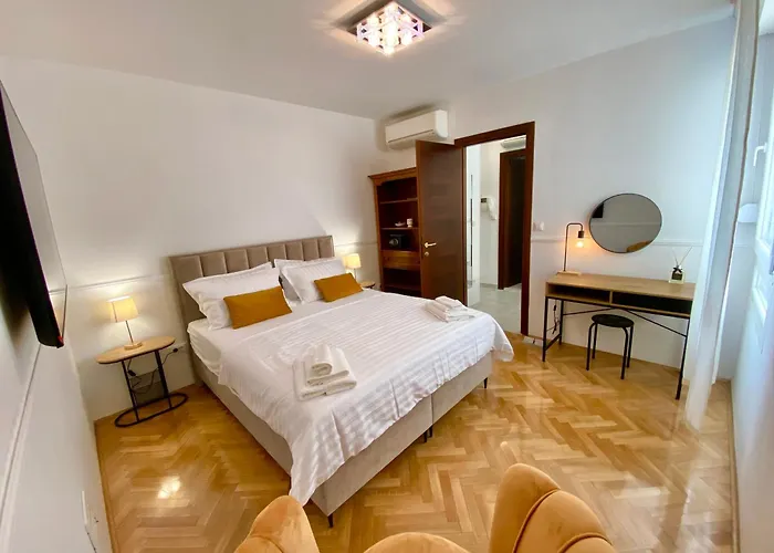 Center Gold With Private Garage Appartement *