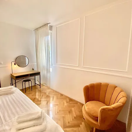 City Center Gold Room With Private Garage Split