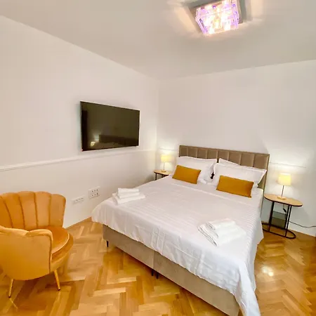 Center Gold With Private Garage * سبليت